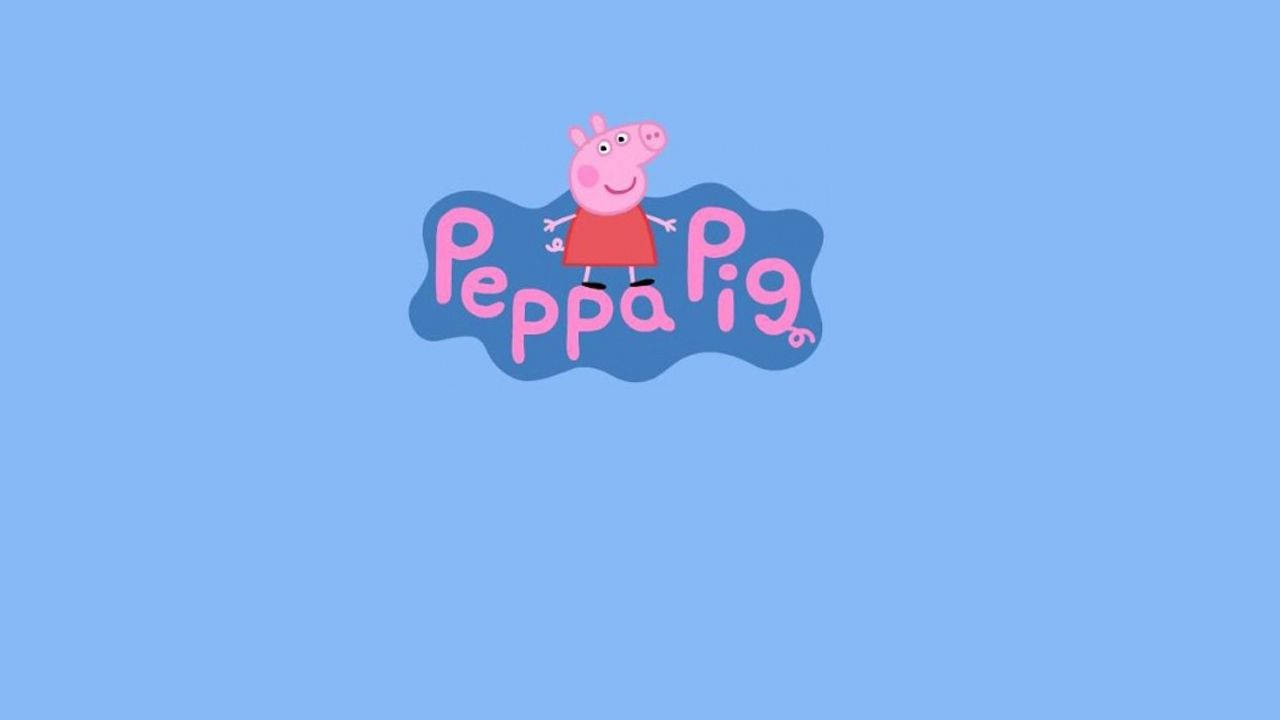 佩佩豬 桌布 壁紙 — Peppa Pig 卡通角色穿著紅色連衣裙站在粉紅色標誌上，背景為淺藍色。