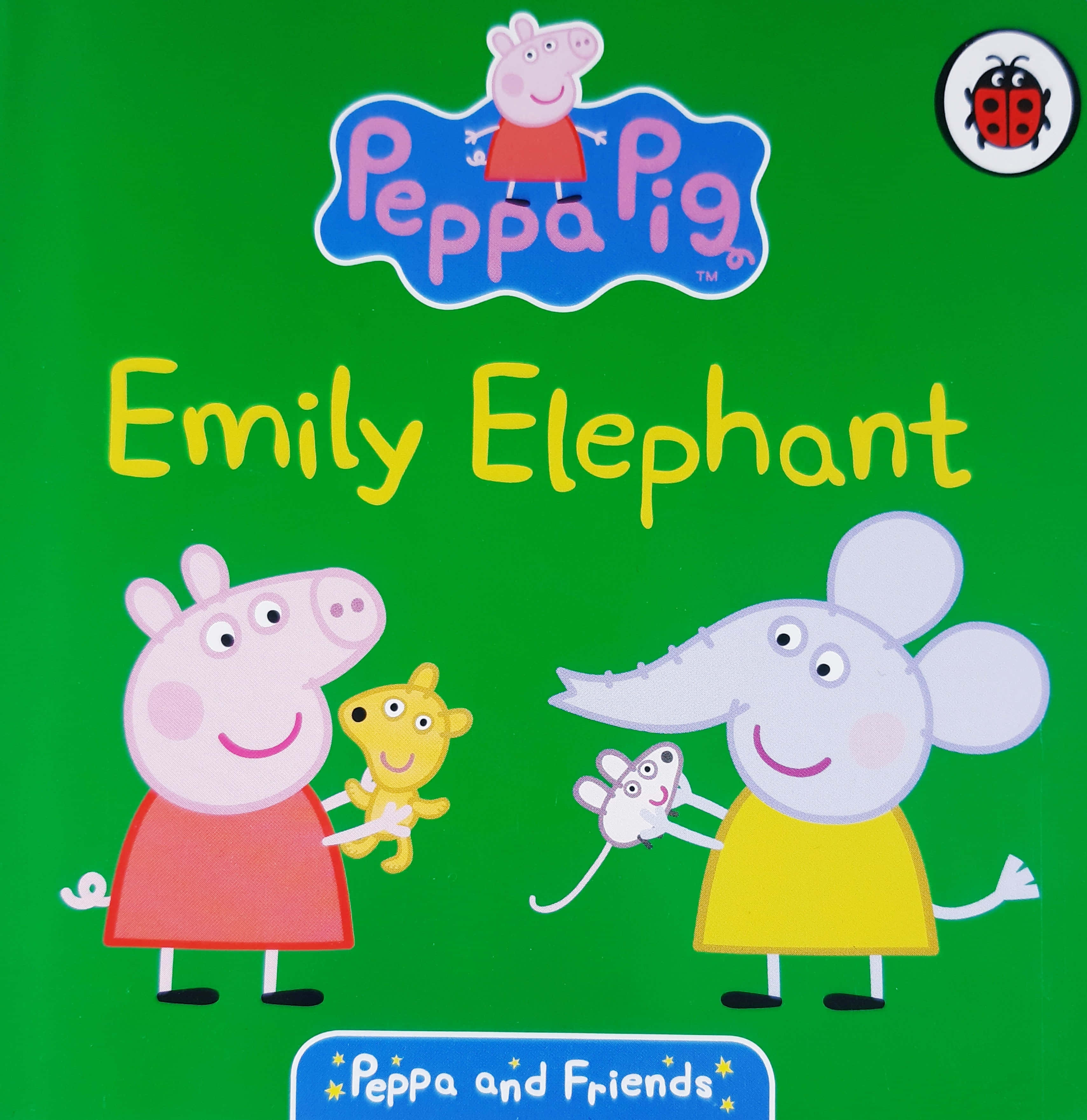 Emily Elephant 桌布 壁紙 — Peppa Pig 和 Emily Elephant 在明亮的綠色背景前微笑著抱著毛絨玩具。