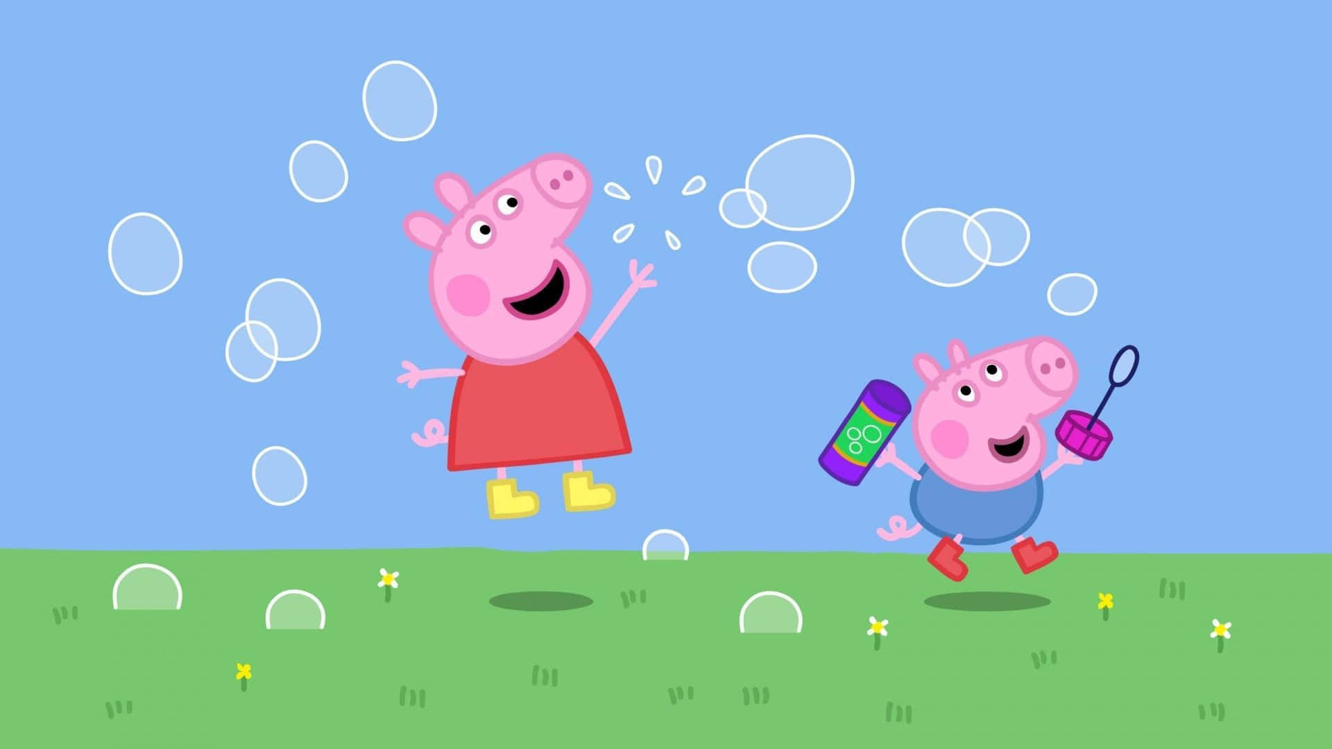 Pig 桌布 壁紙 — Peppa Pig 和 George 在晴朗的藍天下，於明亮的綠色田野上快樂地追逐漂浮的肥皂泡。