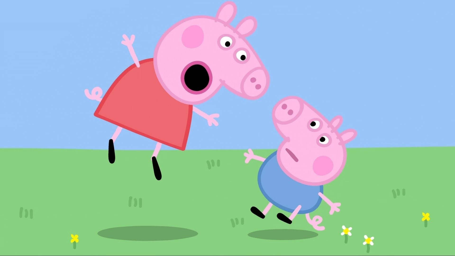 Peppa 桌布 壁紙 — Peppa Pig 和 George Pig 在有雛菊的藍天白雲下的草地開心跳躍。