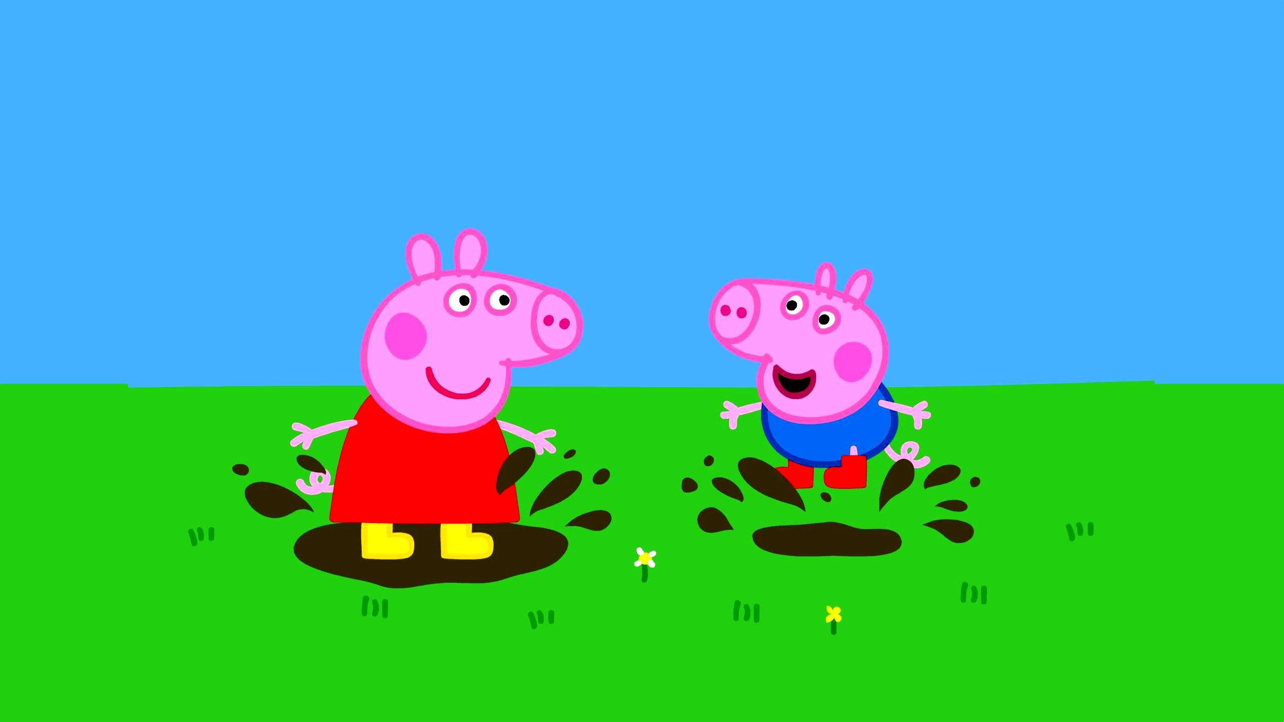 佩佩豬 桌布 壁紙 — Peppa Pig 和 George 在晴朗藍天下的翠綠草地上開心地在水坑裡濺水。