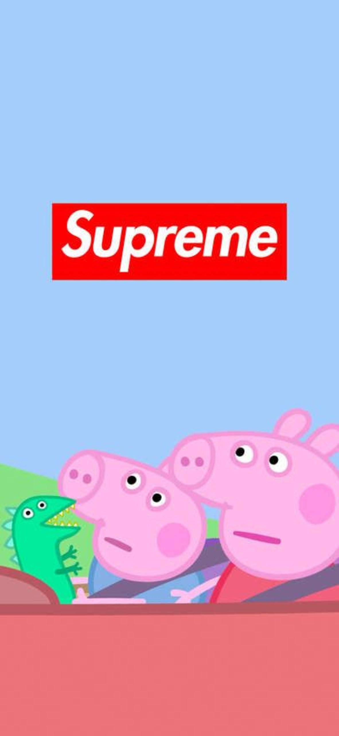 Peppa 桌布 壁紙 — Peppa Pig 和 George 在紅色 Supreme 標誌下方，於淺藍色天空背景下，從車窗探出頭來。
