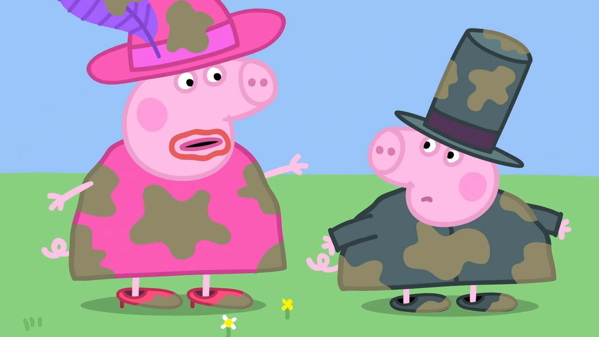 Peppa Pig Funny 桌布 壁紙 — Peppa Pig 和 George 穿著泥濘的迷彩服，站在晴朗藍天下的綠色草地上。