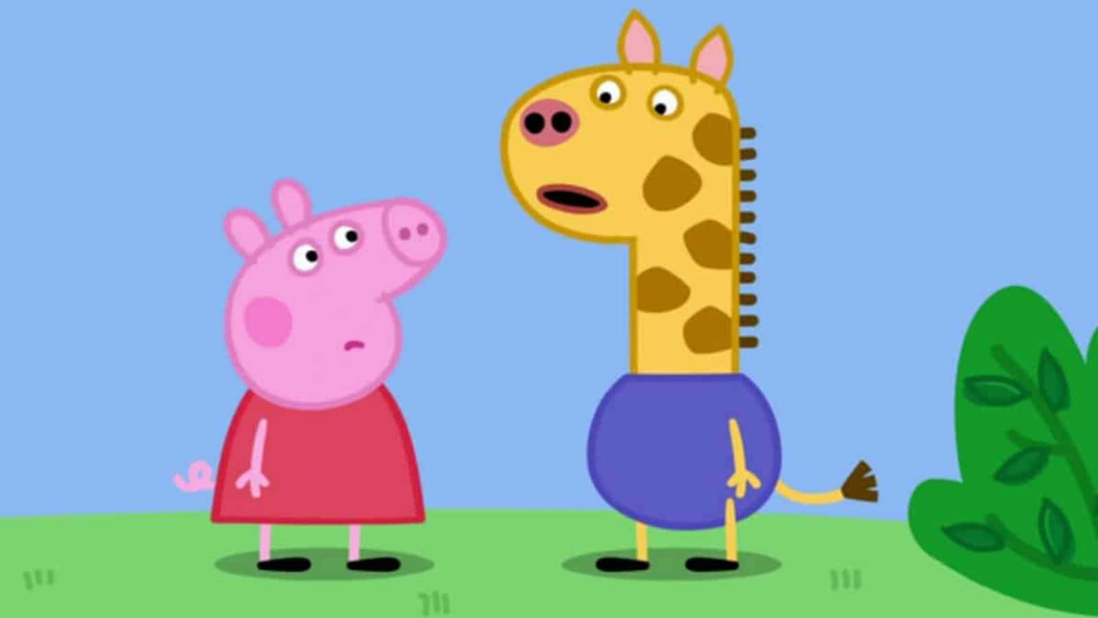 Gerald Giraffe 桌布 壁紙 — Peppa Pig 和一隻長頸鹿站在綠色草地上，天空清澈湛藍，附近有茂密的灌木叢。