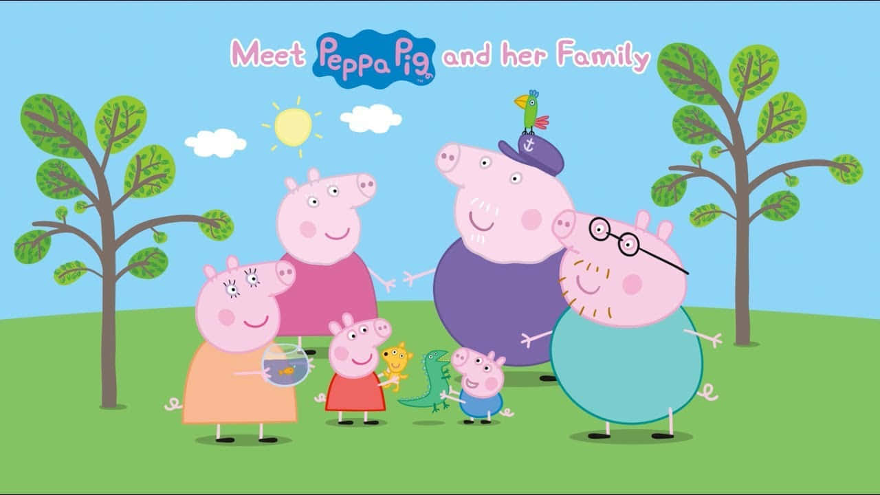 Peppa Pig Family 桌布 壁紙 — Peppa Pig 和她的家人一起站在一個陽光明媚的戶外場景中，有綠色的樹木和明亮的藍天。
