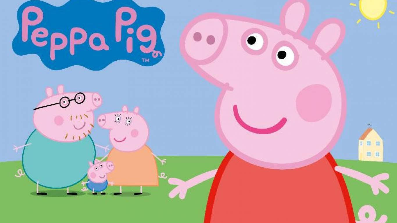 peppa pig desktop 桌布 壁紙 — Peppa Pig 和她的家人一起站在綠色草地上，在微笑太陽的明亮藍天下。