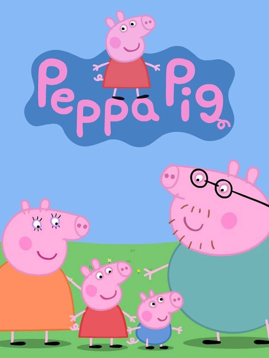 Peppa 桌布 壁紙 — Peppa Pig 和她的家人一起站在藍天白雲下的綠草地上，上方有節目的標題。