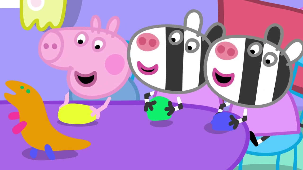 Peppa Pig Family 桌布 壁紙 — Peppa Pig 和她的斑馬朋友在一個歡樂的卡通房間裡，圍著一張紫色桌子，桌上擺滿了色彩繽紛的玩具，他們笑得燦爛。