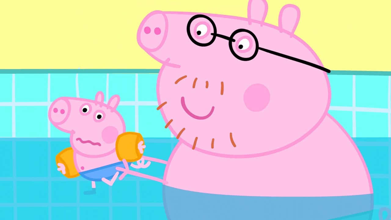 Daddy Pig 桌布 壁紙 — Peppa Pig 和她的爸爸在晴朗的黃色天空下，在明亮的藍色瓷磚泳池裡開心地游泳。