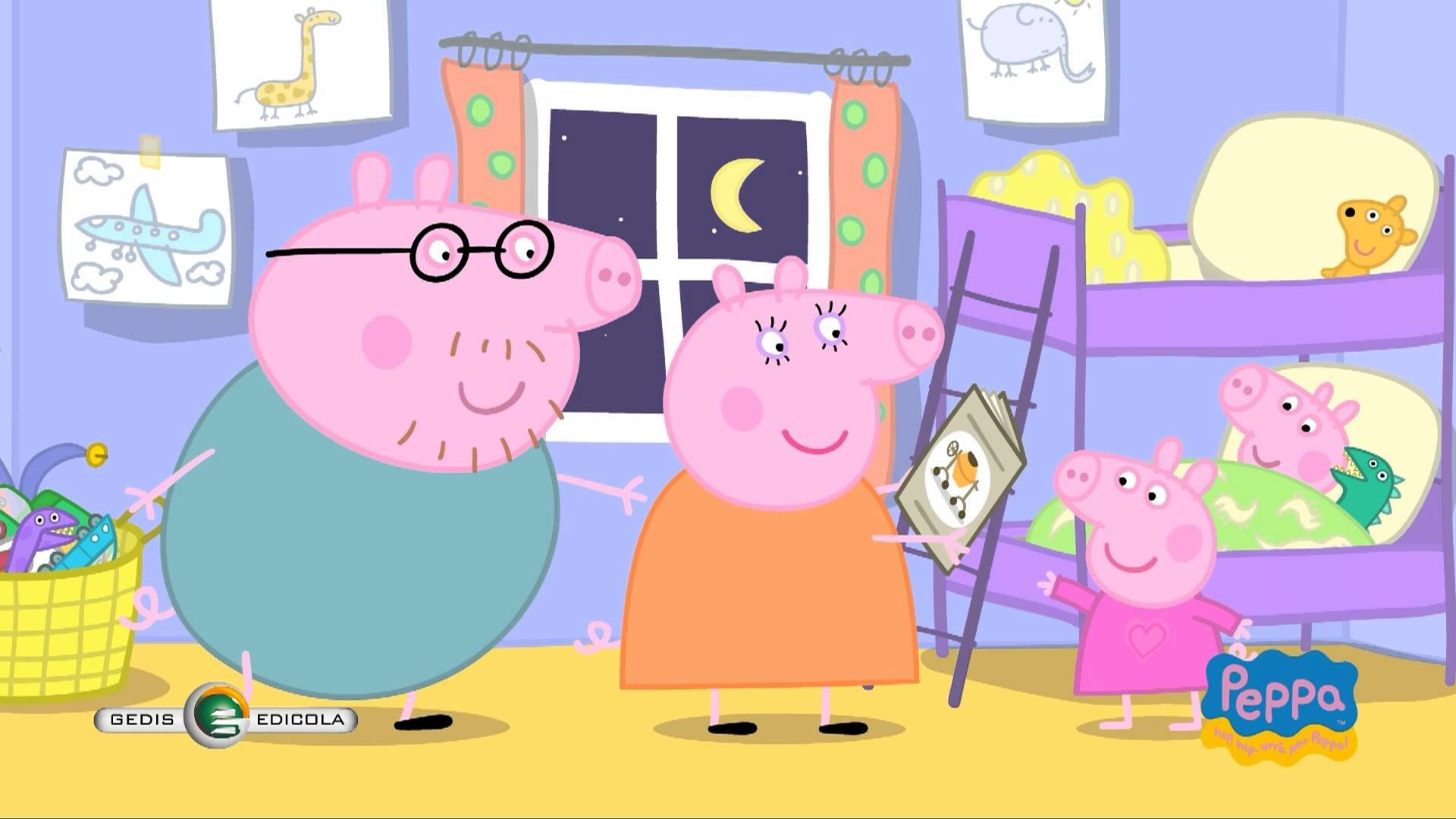 Peppa Pig 一家在夜間的臥室裡，有雙層床和窗外的月亮。