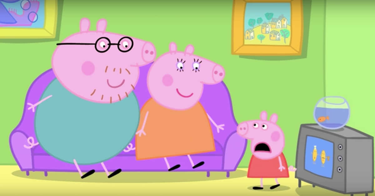 Peppa Pig Family 桌布 壁紙 — Peppa Pig 和家人在客廳看電視，有魚缸和裱框的照片在綠色牆上。