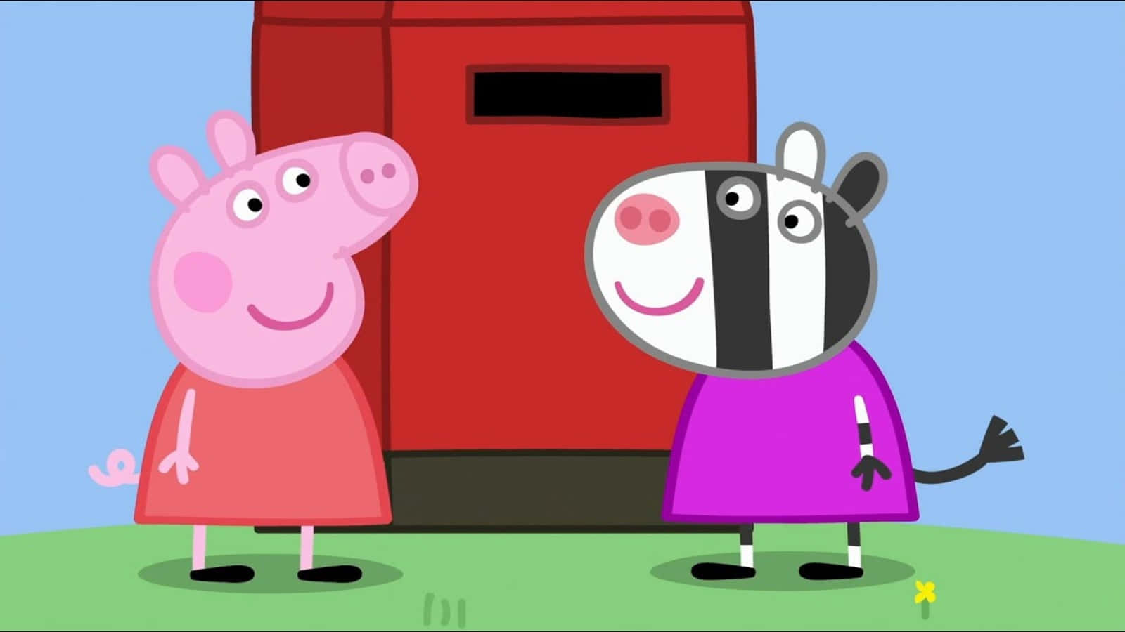 Zoe Zebra 桌布 壁紙 — Peppa Pig 和斑馬站在晴朗藍天下亮綠色草坪上的紅色郵筒旁微笑。