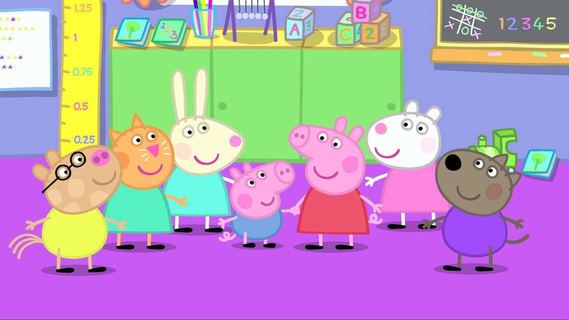 佩佩豬 桌布 壁紙 — Peppa Pig 和朋友們一起站在一個充滿教育玩具和黑板的色彩繽紛的教室裡。