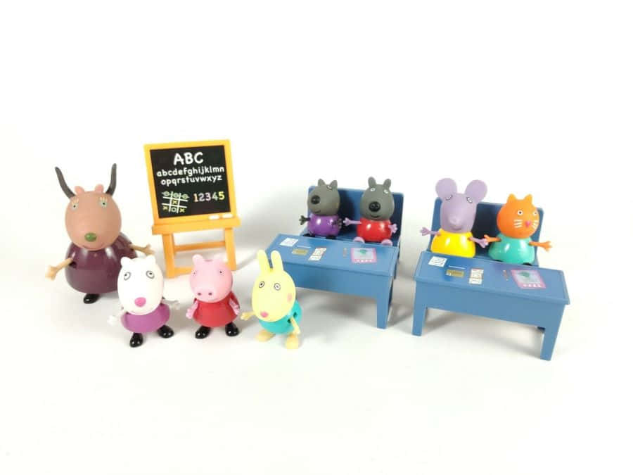 Madame Gazelle 桌布 壁紙 — Peppa Pig 和朋友們在教室場景中，有老師和顯示 ABC 及數字的黑板。