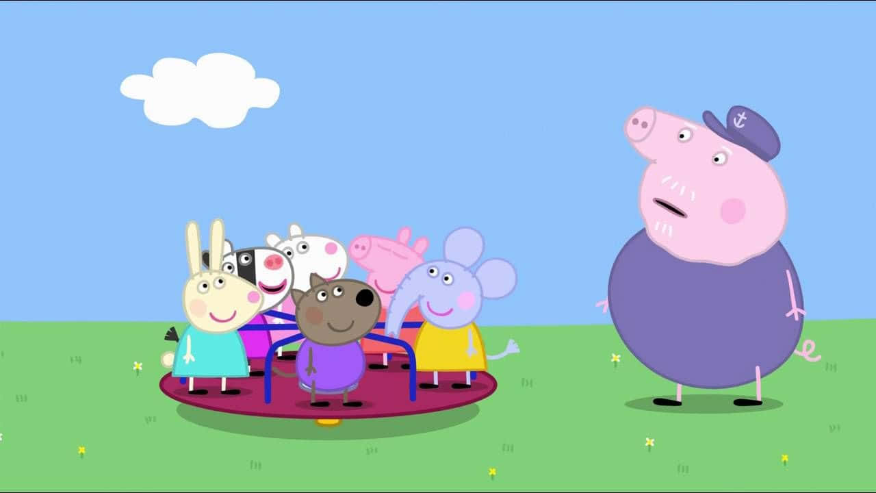 Grandpa Pig 桌布 壁紙 — Peppa Pig 和朋友們在明亮的藍天和一朵蓬鬆的雲下快樂地騎著色彩繽紛的旋轉木馬。