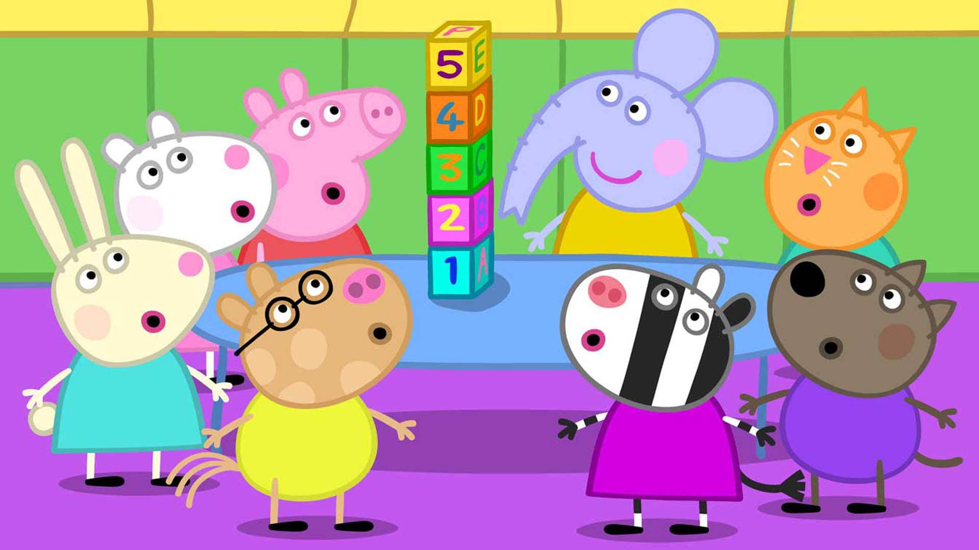 Peppa 桌布 壁紙 — Peppa Pig 和朋友們在明亮的卡通教室裡圍繞著一個色彩繽紛的數字塔。