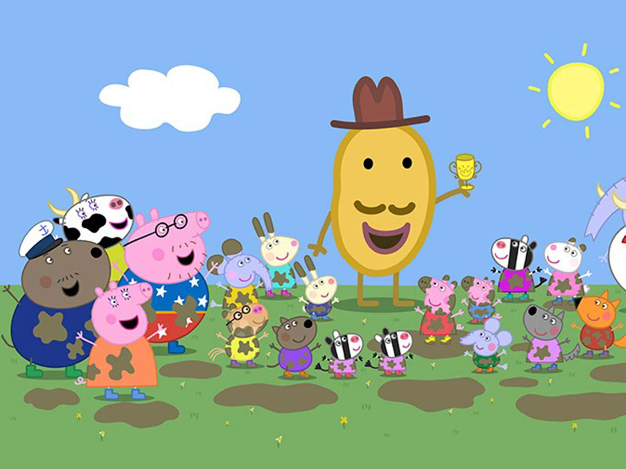 佩佩豬 桌布 壁紙 — Peppa Pig 和朋友們在晴朗的藍天下與一個拿著獎盃的巨大馬鈴薯角色一起在戶外慶祝。