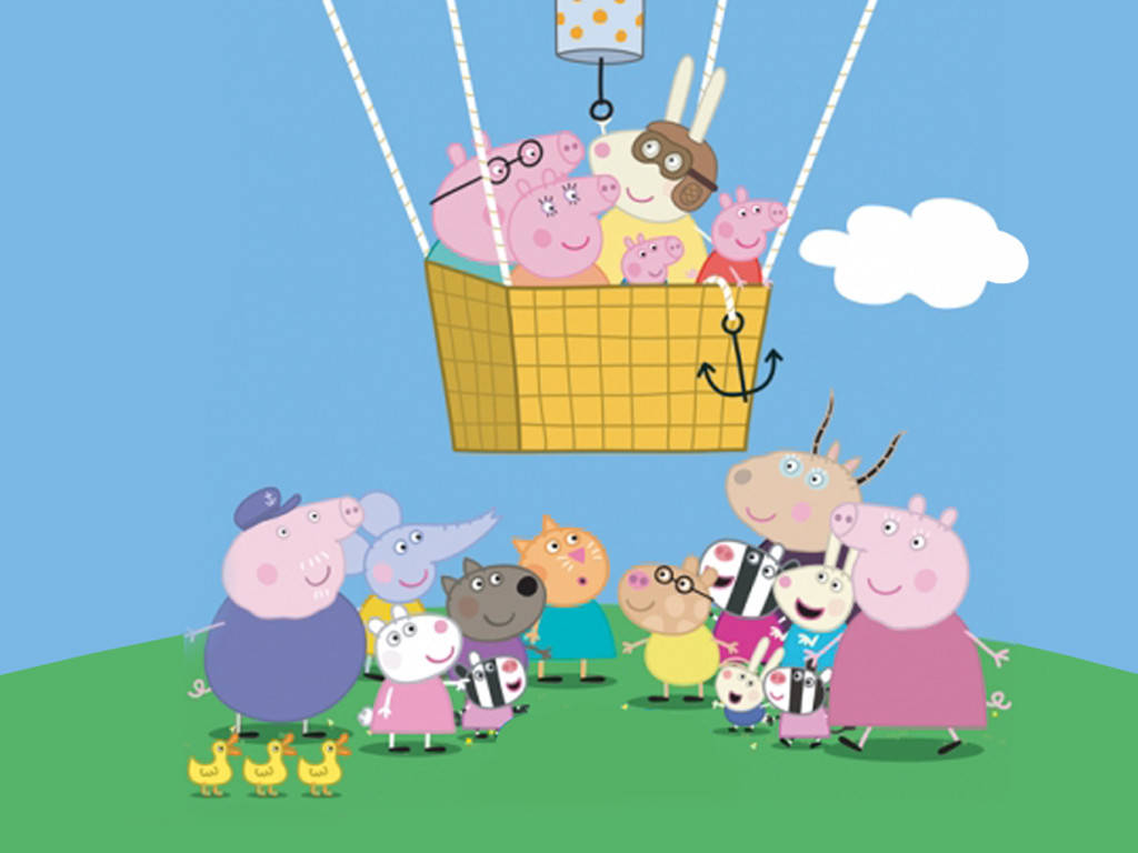 Peppa 桌布 壁紙 — Peppa Pig 和朋友們快樂地乘坐熱氣球飛越綠色山丘，其他角色在下方晴朗的藍天下觀看。