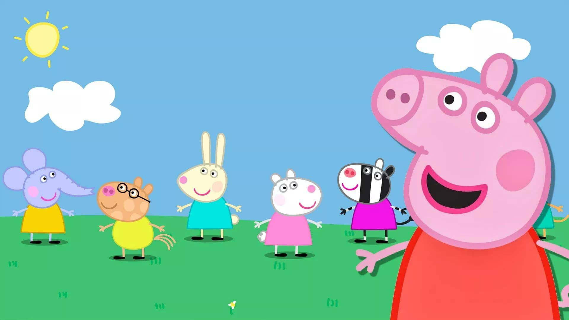 Peppa 桌布 壁紙 — Peppa Pig 和朋友們站在綠色草地上，頭頂是明亮的藍天，有微笑的太陽和蓬鬆的雲朵。