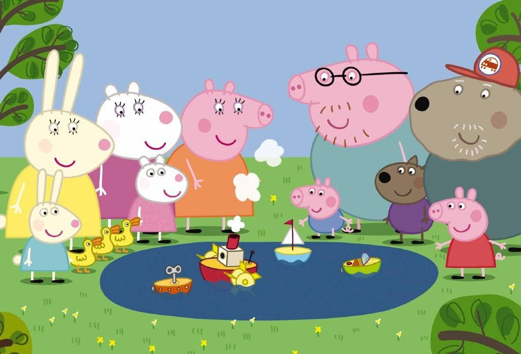 Peppa 桌布 壁紙 — Peppa Pig 和朋友們聚集在池塘邊，在晴朗的藍天下玩玩具船。
