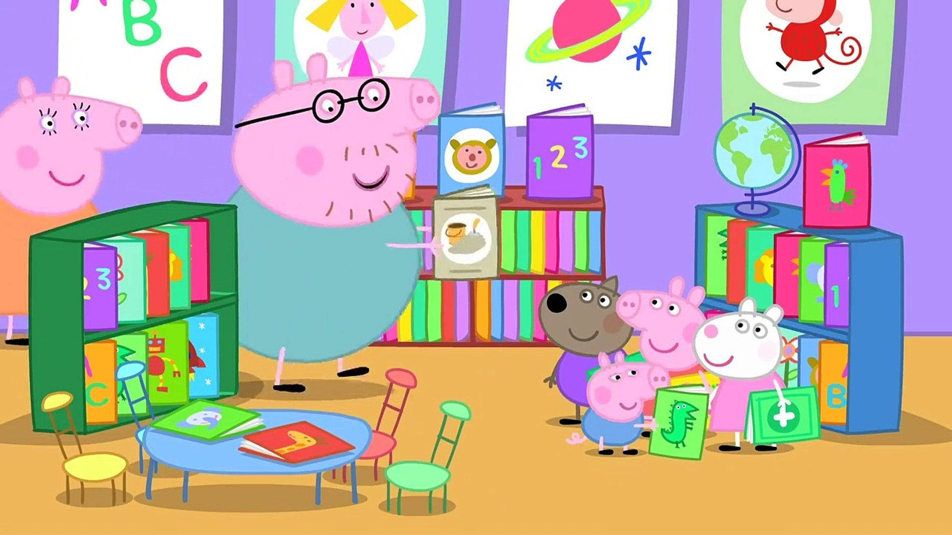 佩佩豬 桌布 壁紙 — Peppa Pig 和朋友們聚集在一個充滿書籍和教育海報的彩色教室裡。