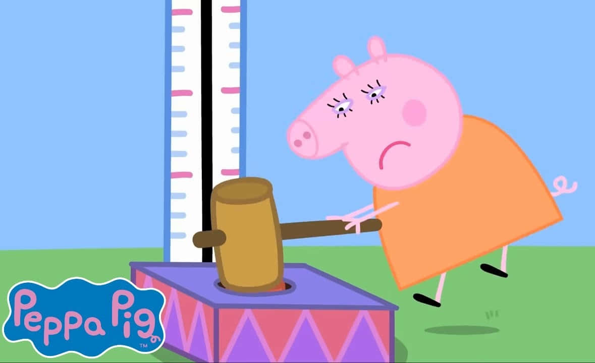 Mummy Pig 桌布 壁紙 — Peppa Pig 在明亮的戶外環境中，在身高尺附近拿著鎚子，看起來很沮喪。