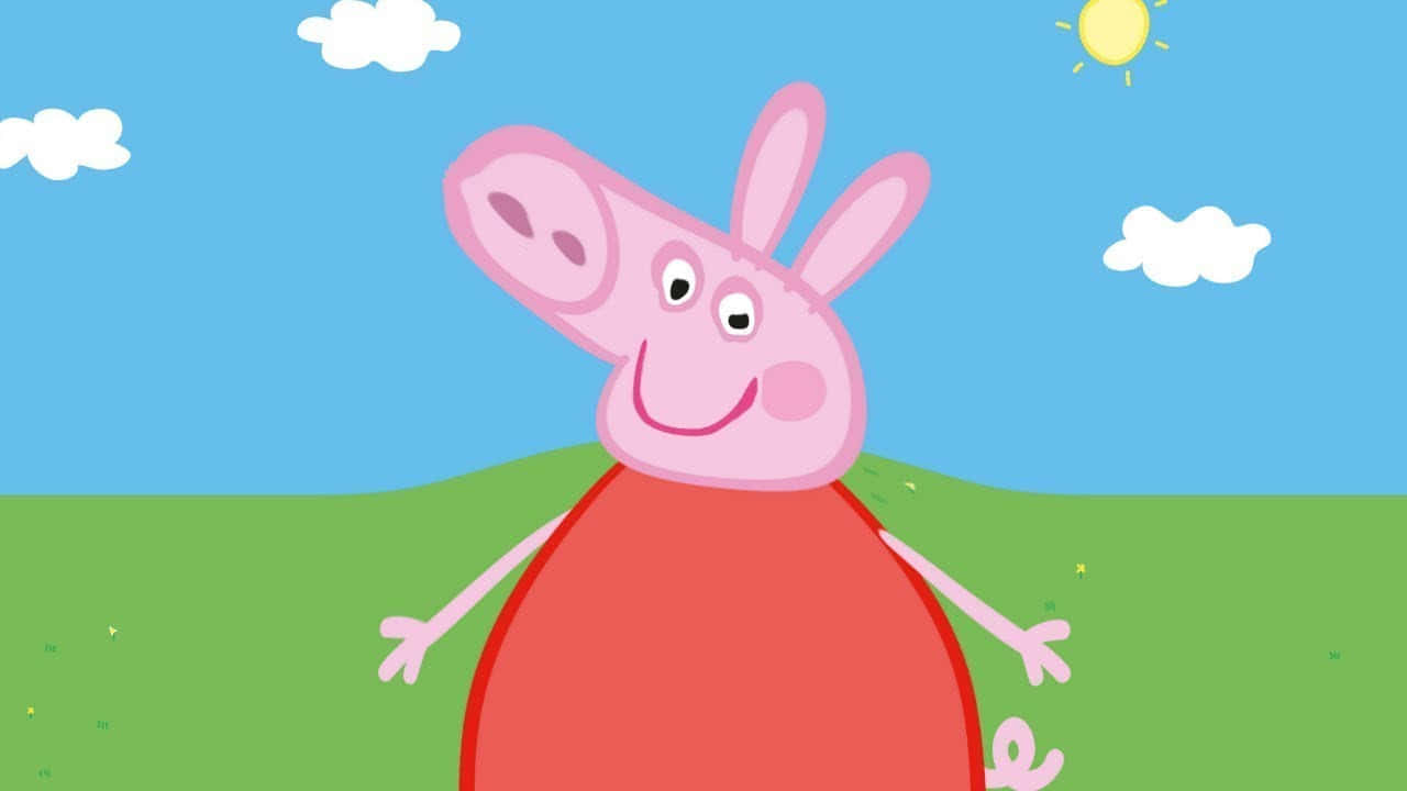 Peppa Pig Funny 桌布 壁紙 — Peppa Pig 在晴朗的藍天白雲下，開心地站在一片明亮的綠色田野上。