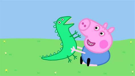 Peppa Pig 在藍天下的草地上拿著綠色恐龍玩具