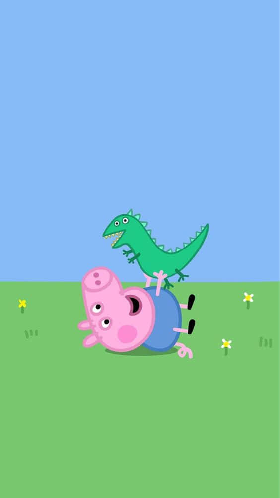 George Pig 桌布 壁紙 — Peppa Pig 在晴朗藍天下的草地上，騎著綠色恐龍玩耍。