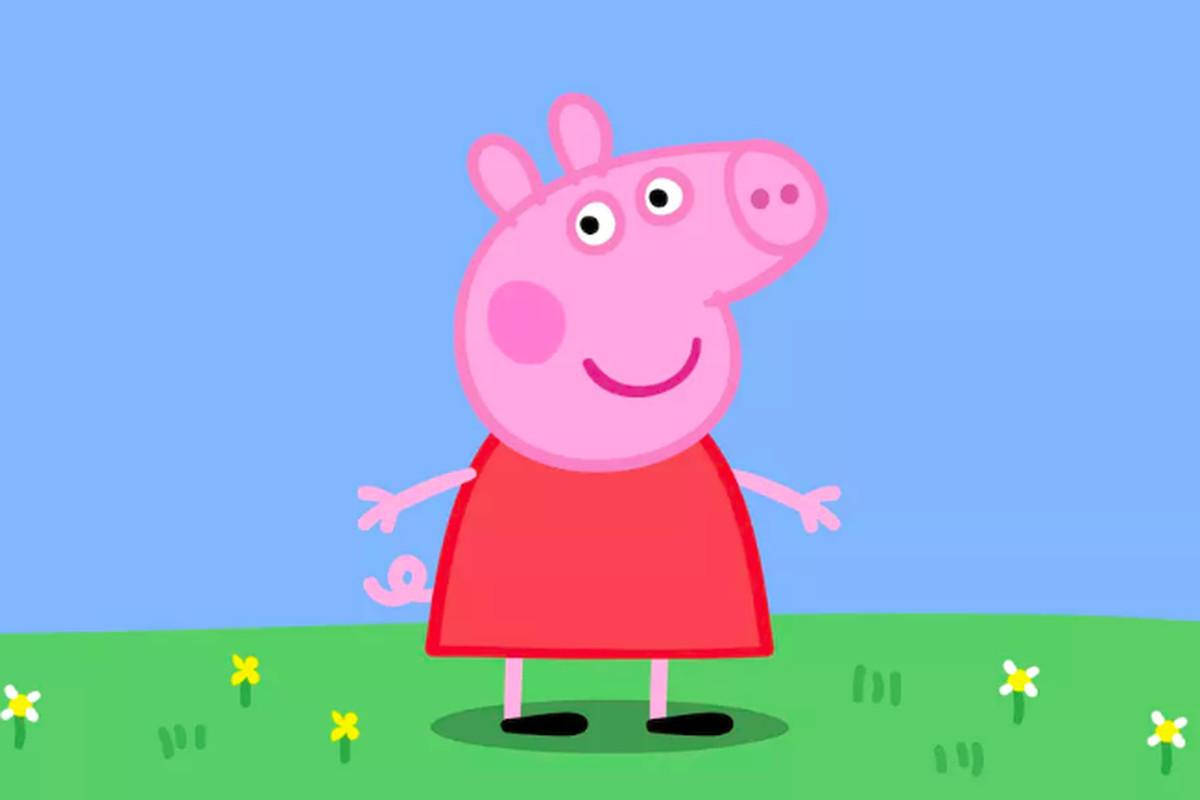 Peppa 桌布 壁紙 — Peppa Pig 在晴朗藍天下的草地上，開心站在黃花之間。