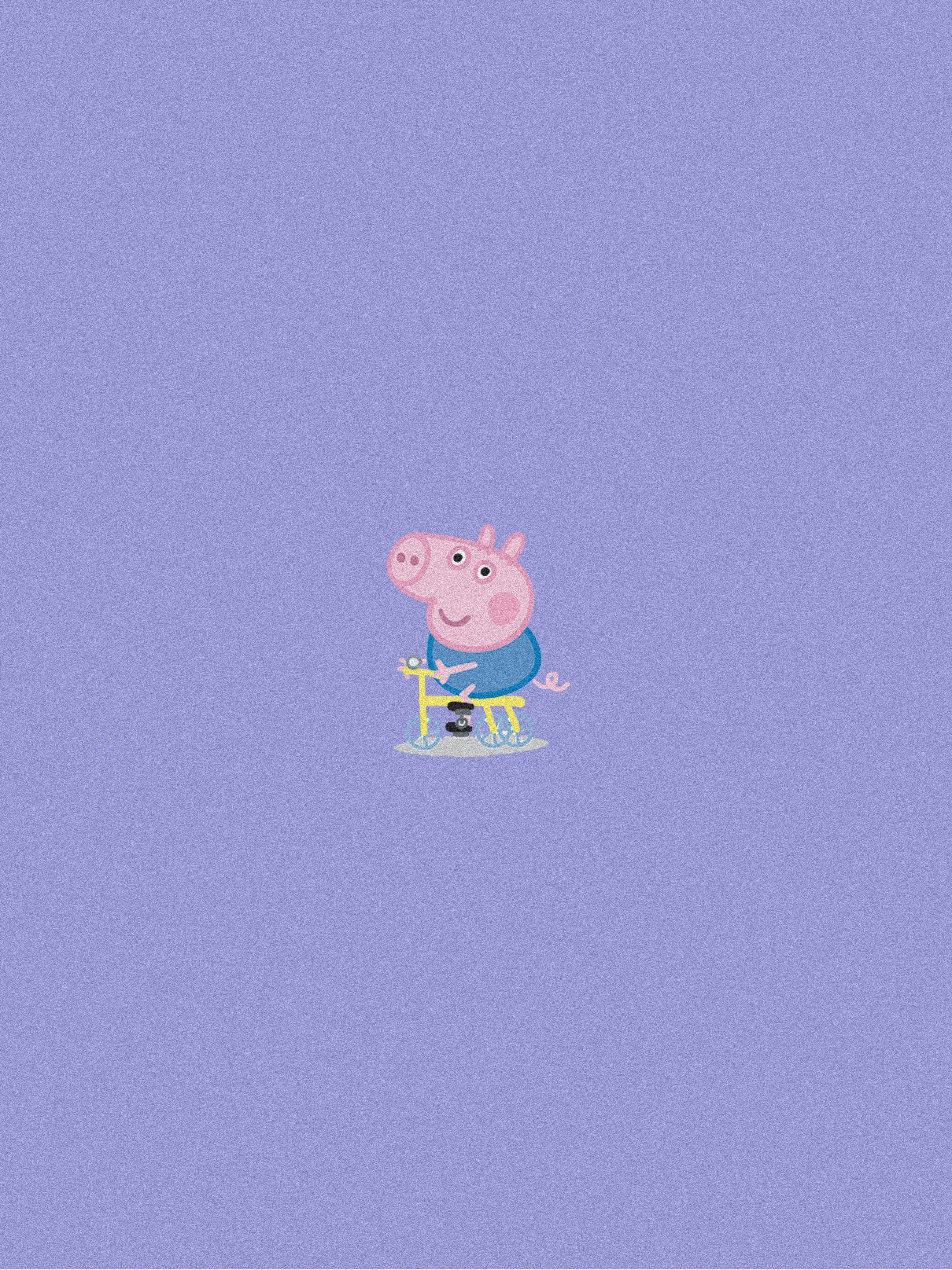 peppa pig iPhone 桌布 壁紙 — Peppa Pig 在純色薰衣草背景前騎著一輛小小的黃色三輪車微笑。