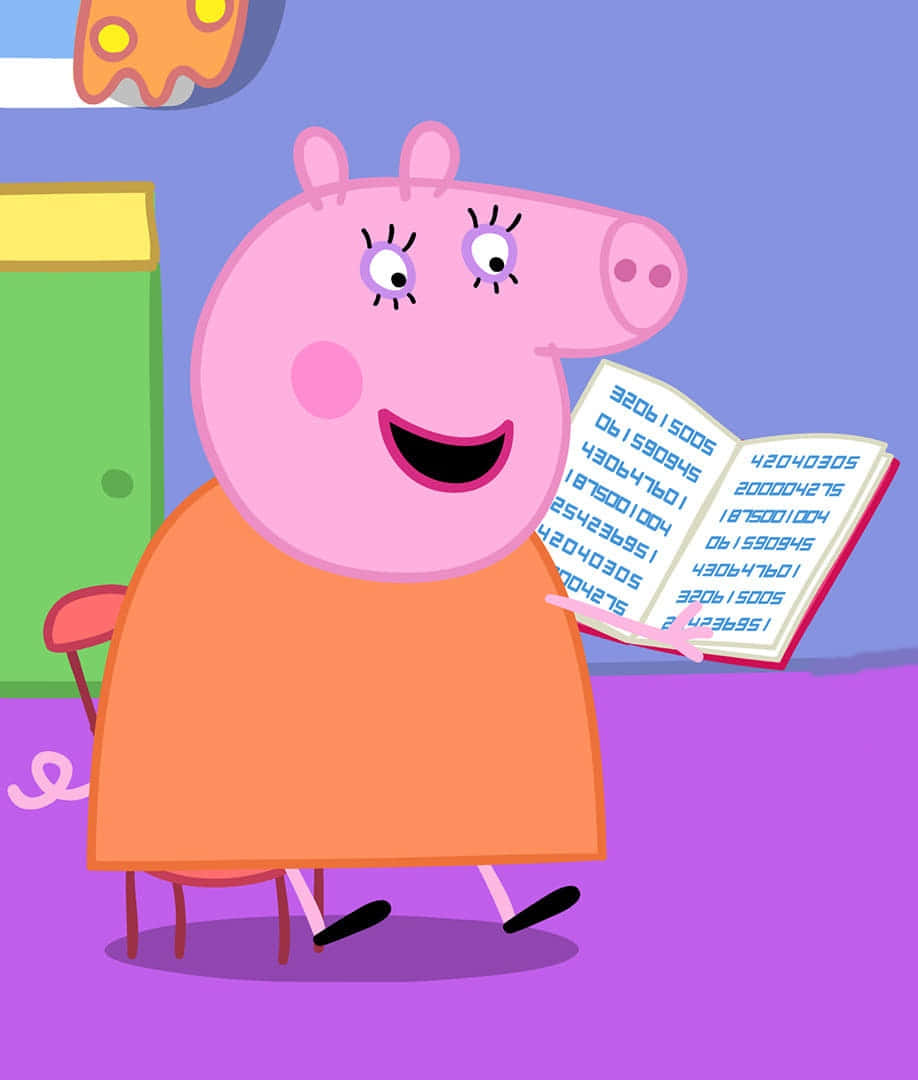 Mummy Pig 桌布 壁紙 — Peppa Pig 在色彩繽紛的卡通房間裡，燦爛地笑著，拿著一本打開的、充滿數字的書。