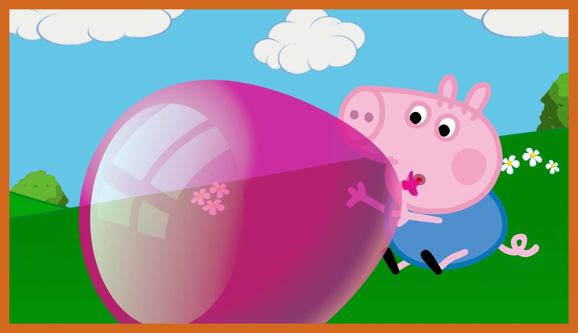 佩佩豬 桌布 壁紙 — Peppa Pig 在陽光明媚的綠色田野中吹出一個巨大的粉紅色泡泡，背景是藍天白雲。