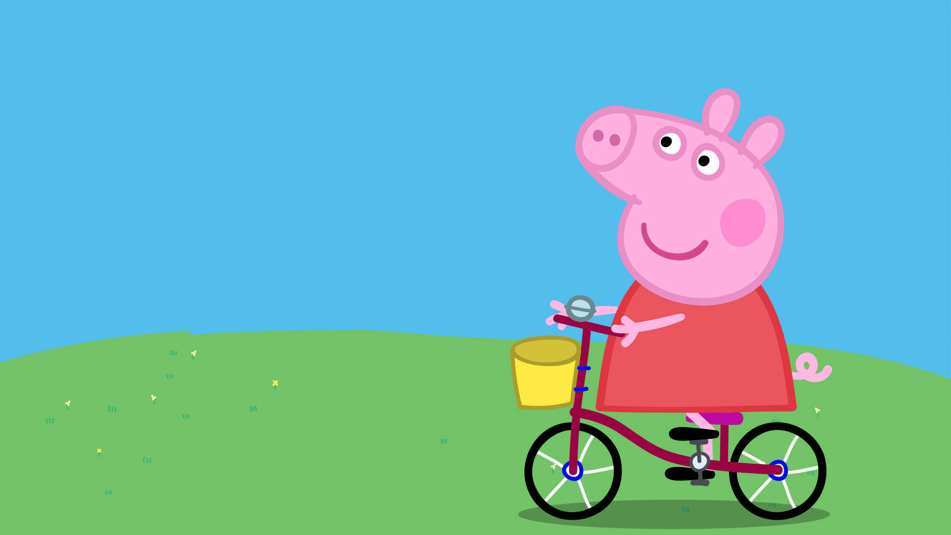 佩佩豬 桌布 壁紙 — Peppa Pig 微笑著騎著一輛帶有黃色籃子的紫色三輪車，在晴朗的藍天下越過綠色的小山丘。