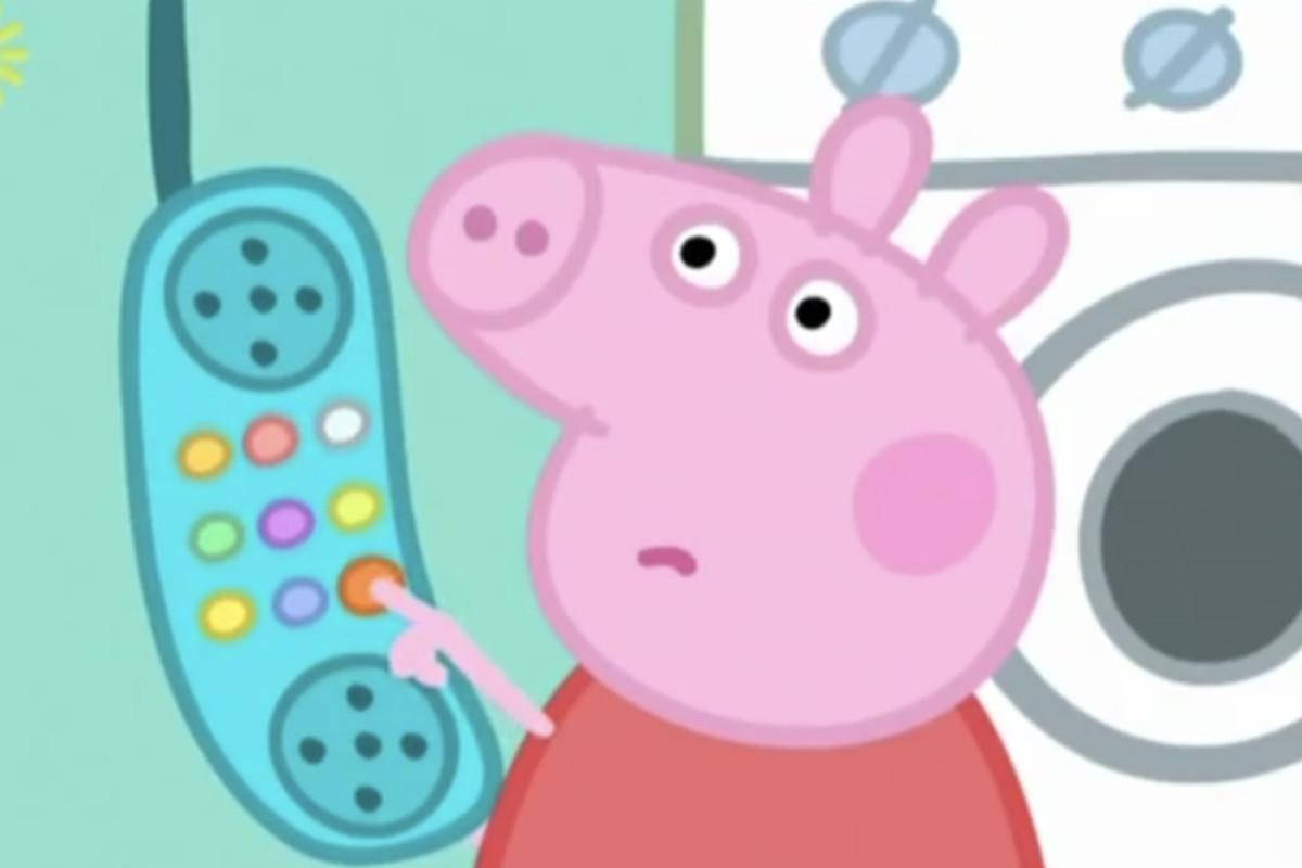 Peppa 桌布 壁紙 — Peppa Pig 懷著好奇的表情按下復古電話上的彩色按鈕。