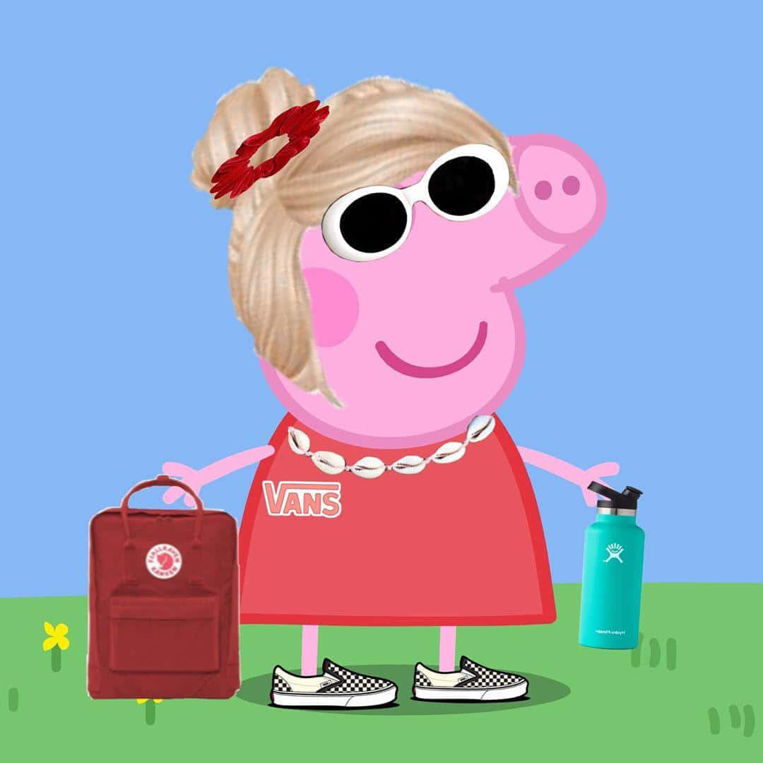 Peppa Pig Funny 桌布 壁紙 — Peppa Pig 戴上時尚太陽眼鏡、紅色Vans連身裙和格紋運動鞋，背著背包和水壺站在戶外。