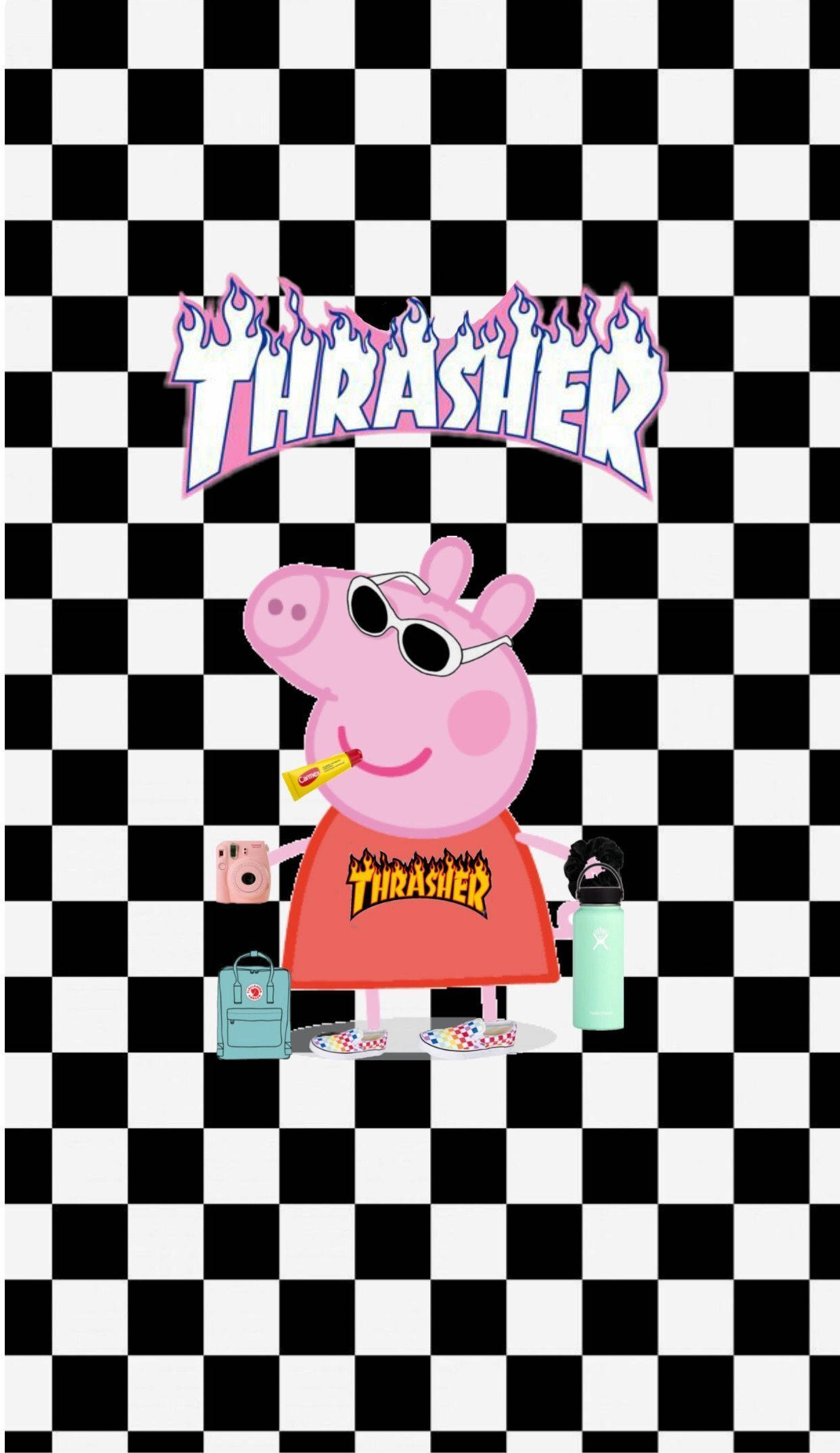 Baddie Peppa Pig 桌布 壁紙 — Peppa Pig 戴著太陽眼鏡和穿著 Thrasher 襯衫，背景是大膽的黑白格子圖案。