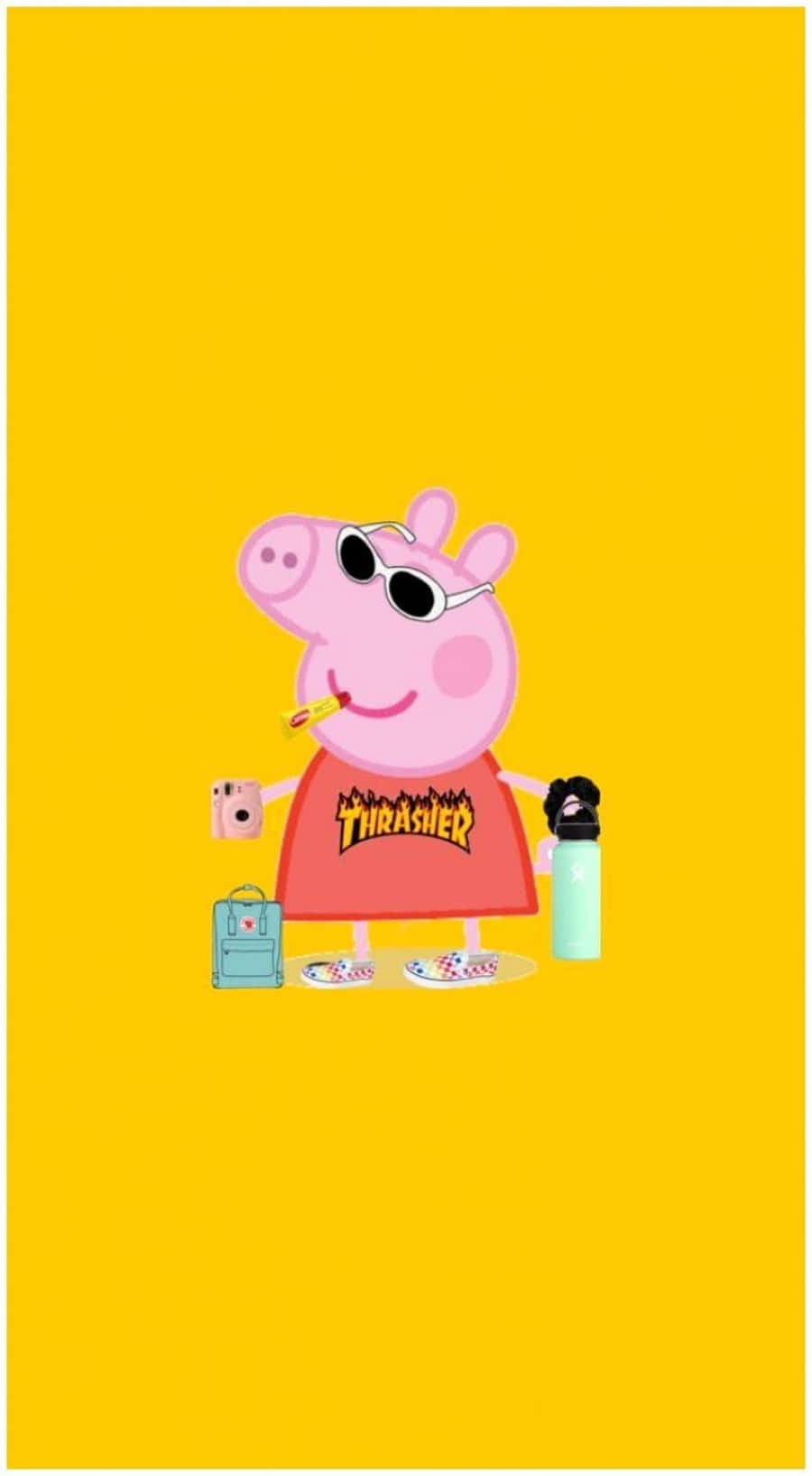 Cartoon 桌布 壁紙 — Peppa Pig 戴著太陽眼鏡和Thrasher襯衫，在純黃色背景前帶著相機、水壺和背包酷酷地擺姿勢。