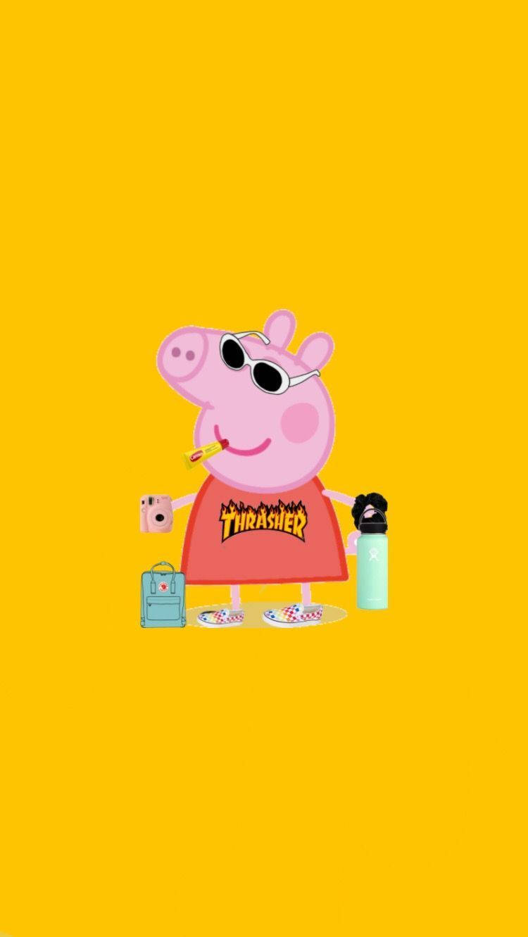 Peppa 桌布 壁紙 — Peppa Pig 戴著太陽眼鏡和Thrasher襯衫，拿著水瓶和背包，在純黃色背景前擺姿勢。