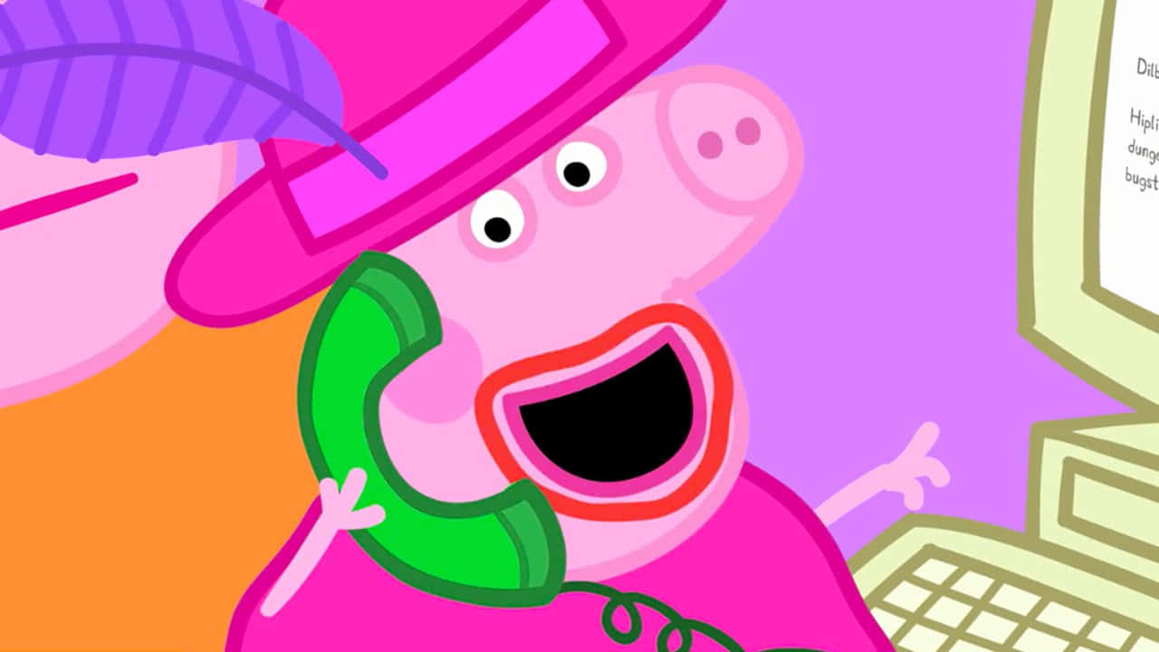 Peppa Pig Funny 桌布 壁紙 — Peppa Pig 戴著粉紅色帽子，興奮地對著綠色電話說話，旁邊有一台電腦。