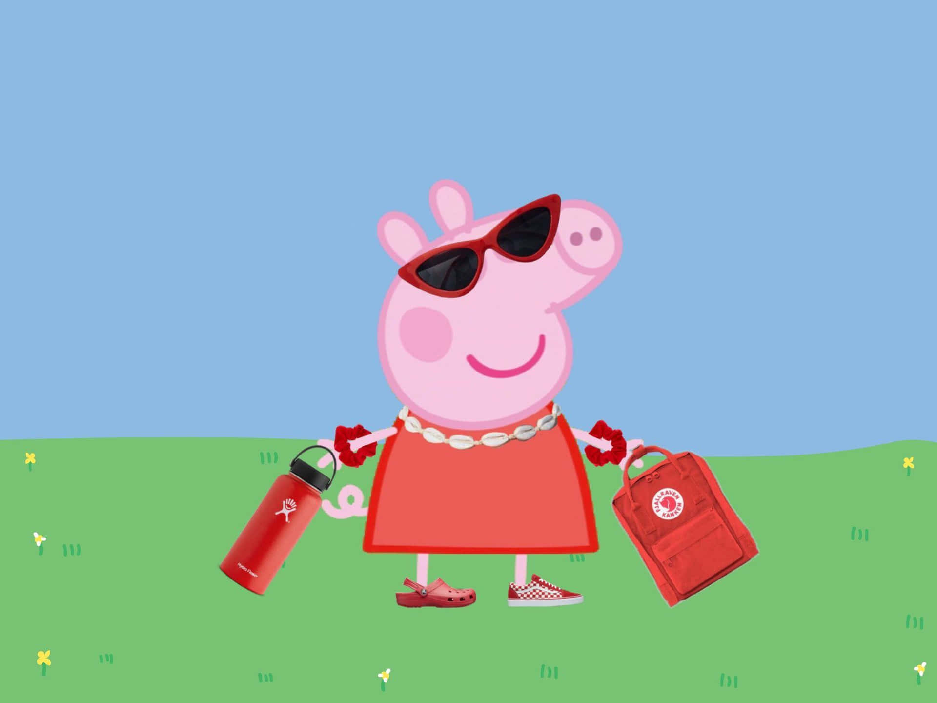 Peppa Pig Funny 桌布 壁紙 — Peppa Pig 戴著紅色太陽眼鏡和裙子站在綠色草地上，拿著水瓶和背包，在晴朗的藍天下。