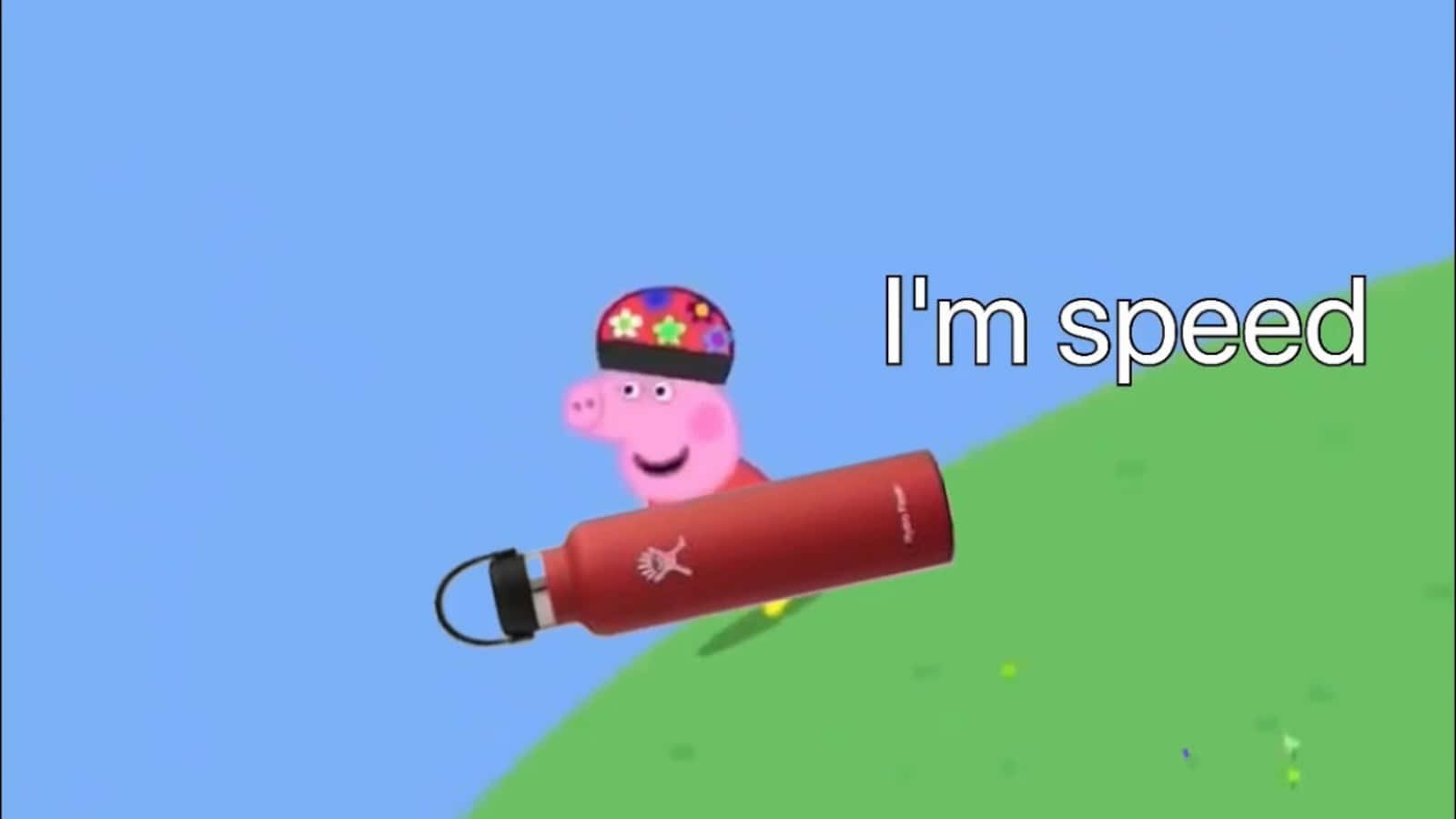 搞笑 桌布 壁紙 — Peppa Pig 戴著花帽，騎著紅色水壺，在晴朗的藍天下從綠色山坡滑下。