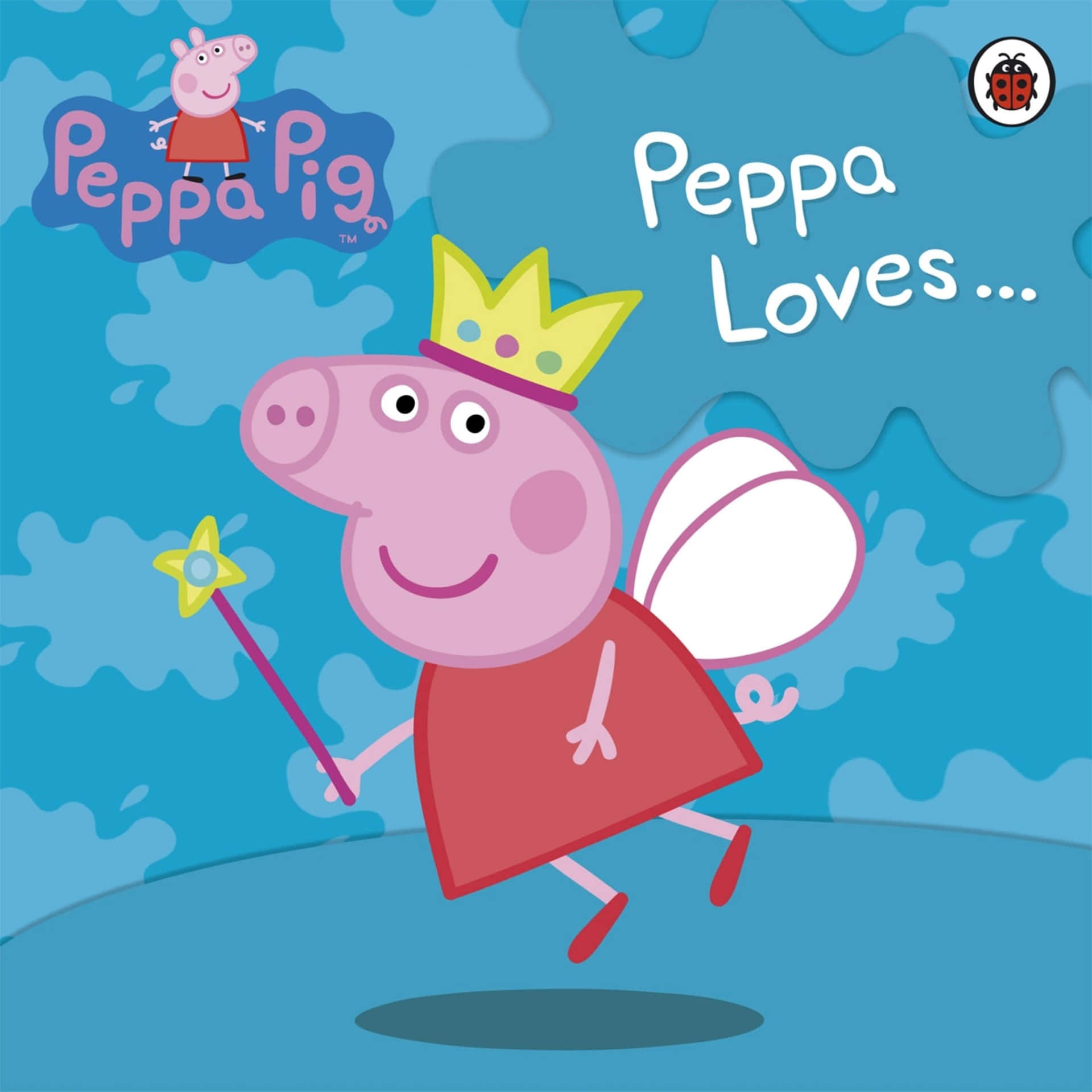 佩佩豬 桌布 壁紙 — Peppa Pig 打扮成仙女，戴著皇冠、拿著魔法棒和翅膀，在藍色雲朵背景前開心地微笑。