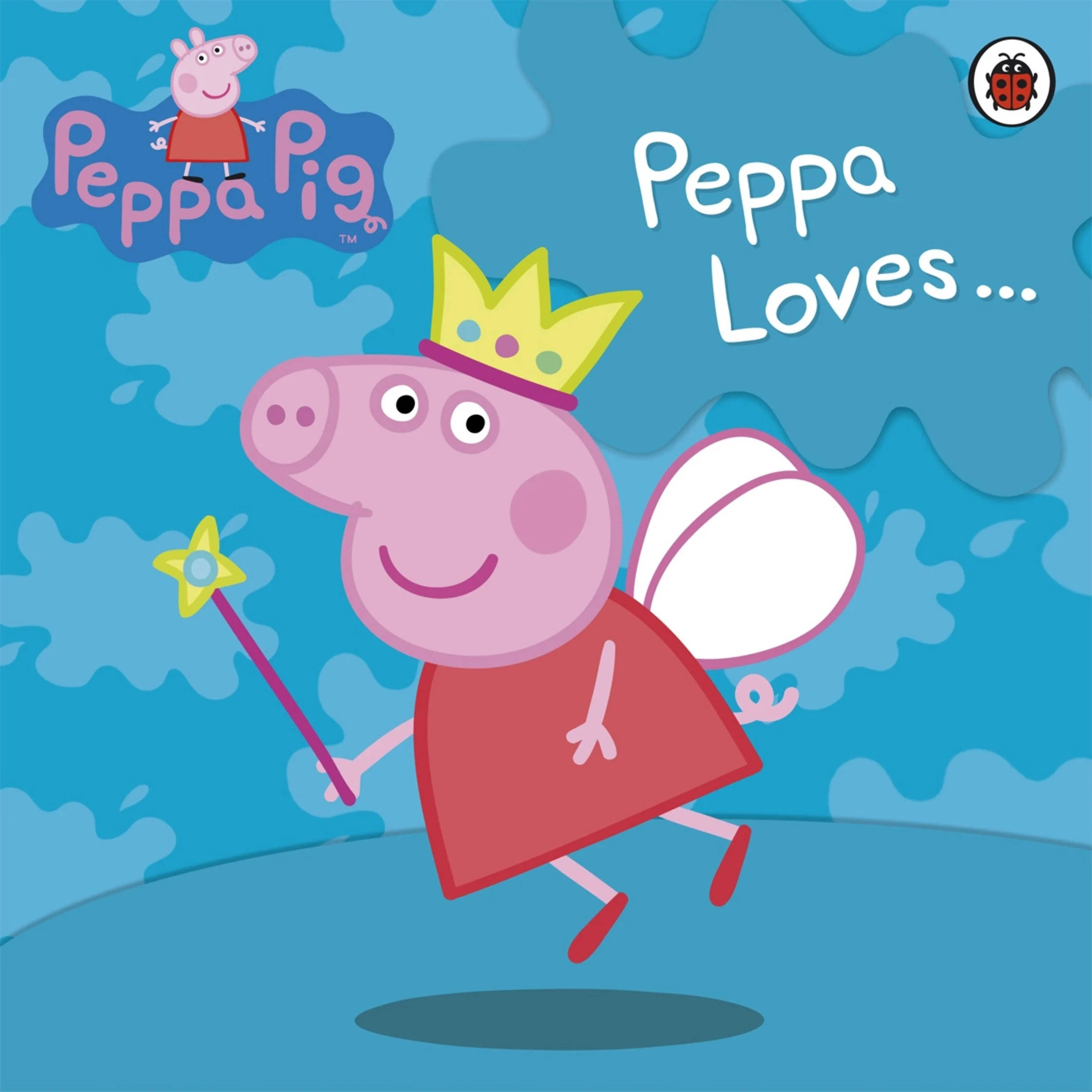 Peppa 桌布 壁紙 — Peppa Pig 打扮成仙子，戴著皇冠、拿著魔法棒和翅膀，在藍天背景下開心微笑。