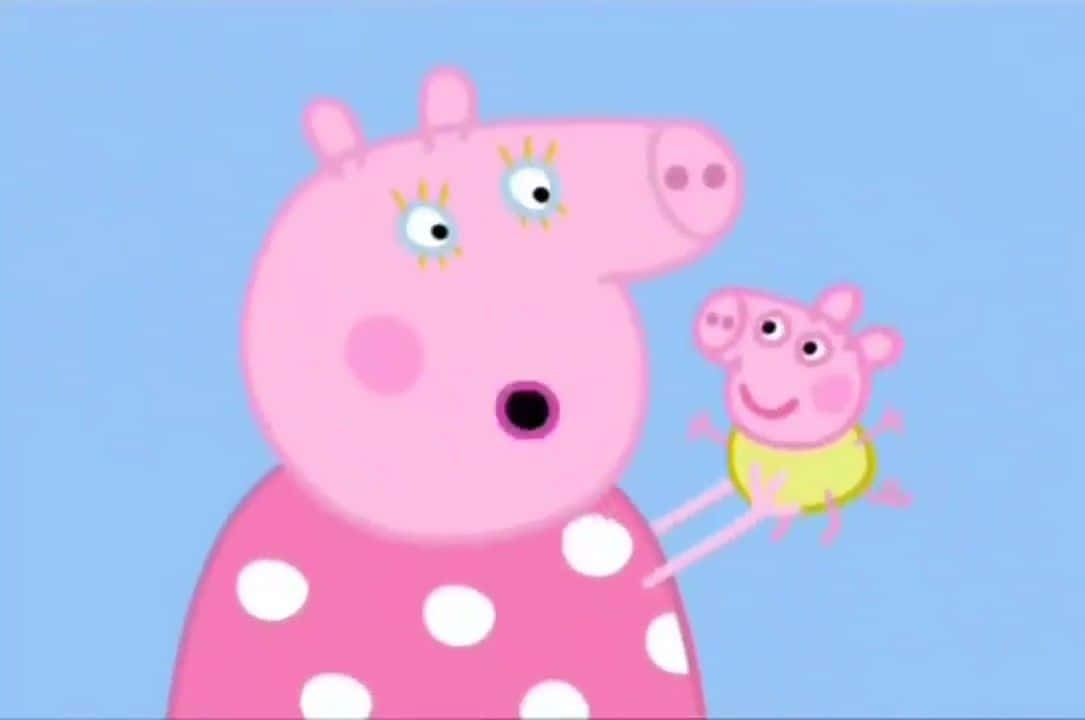 Baby Alexander 桌布 壁紙 — Peppa Pig 抱著微笑的弟弟喬治，背景是純淺藍色。