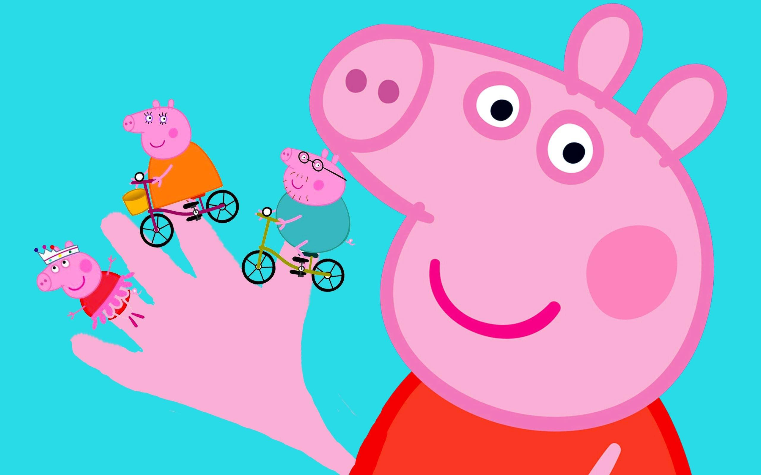 佩佩豬 桌布 壁紙 — Peppa Pig 用一隻巨手揮手，三隻小豬角色在她的手指上騎腳踏車，背景是明亮的藍色。