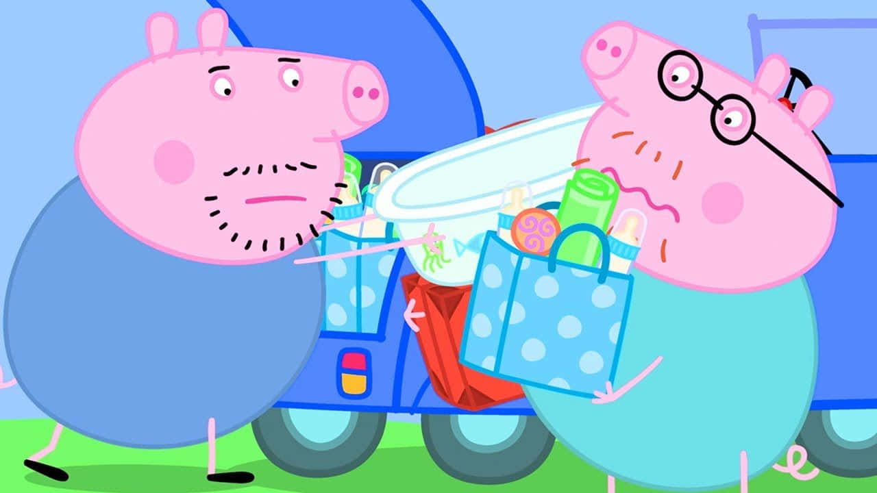 Uncle Pig 桌布 壁紙 — Peppa Pig 的爸爸和爺爺站在一輛裝滿野餐用品的藍色汽車旁邊，在明亮的綠色草坪上。