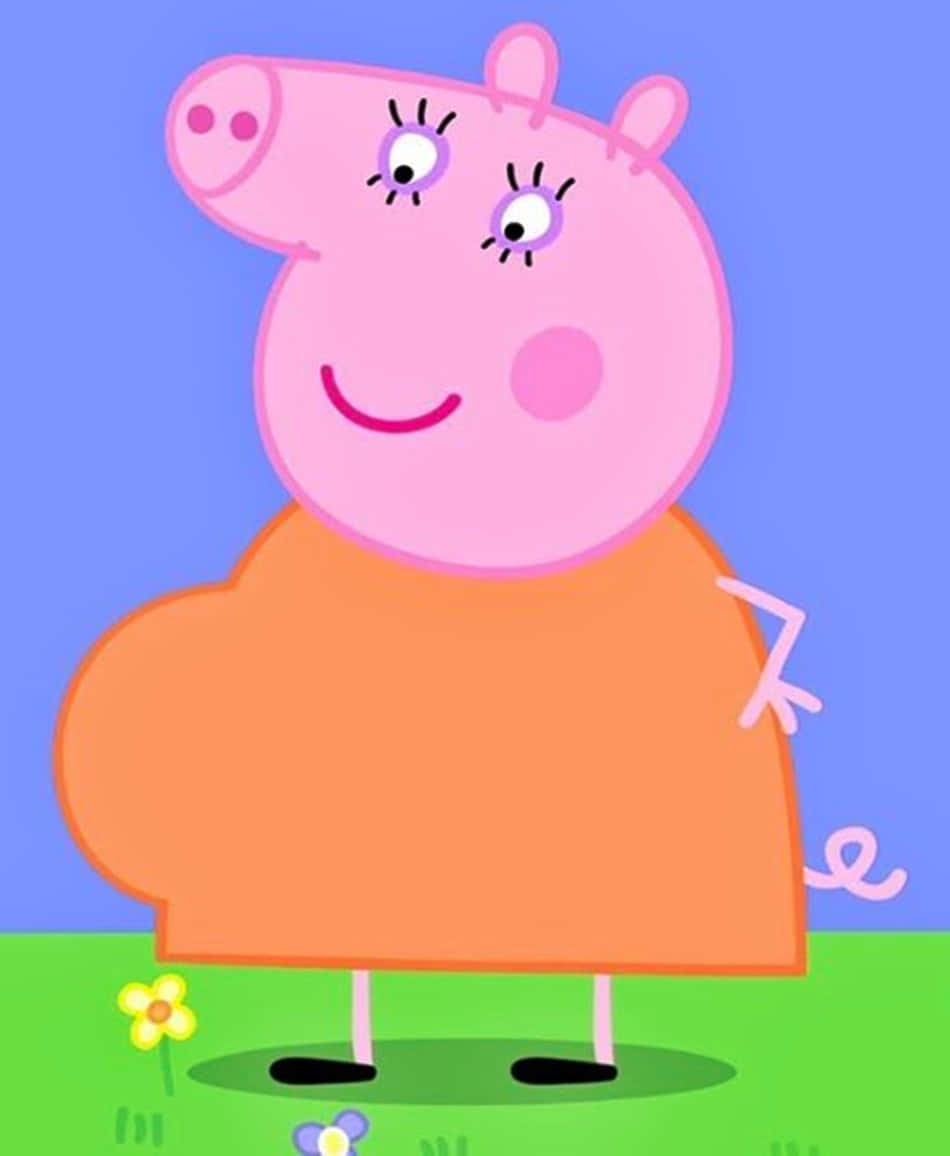 Mummy Pig 桌布 壁紙 — Peppa Pig 穿著橙色連衣裙，在藍天下綠草上微笑，旁邊有一朵黃花。