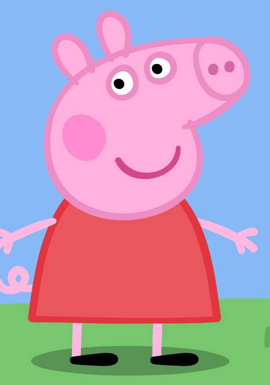 佩佩豬 桌布 壁紙 — Peppa Pig 穿著紅色連衣裙，在藍天綠草背景下微笑站立。