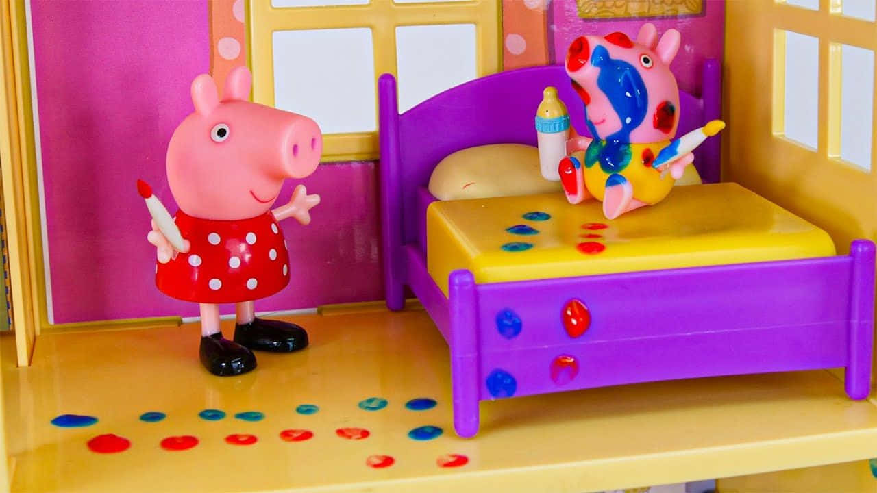 Baby Alexander 桌布 壁紙 — Peppa Pig 站在她的床邊，George 身上沾滿顏料，拿著畫筆，地板和床上都是五顏六色的顏料漬。